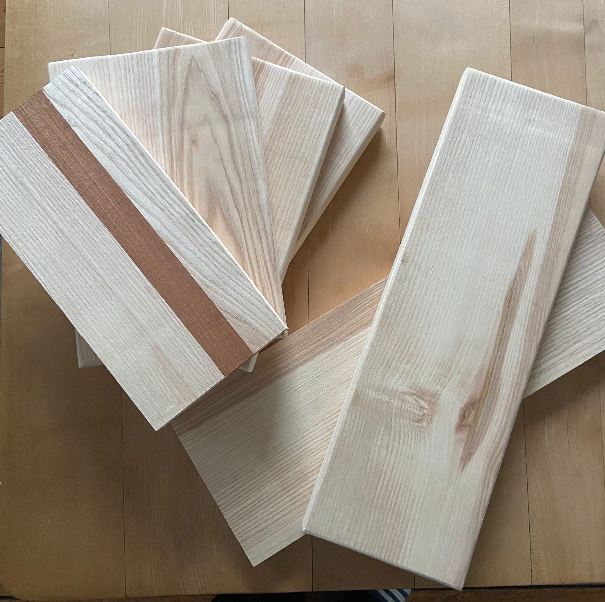 Handgefertigte Holz-Schneidbretter aus Esche